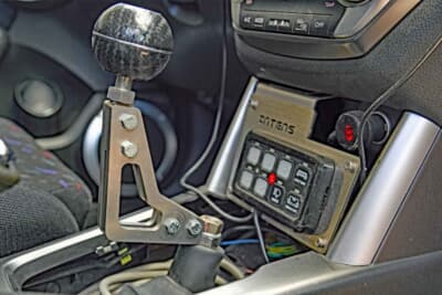 スバル フォレスター：一見するとドグミッション風にも見える、オリジナルの延長シフトレバーとノブ。コンソールのスイッチボックスはLED補助灯のスイッチだ。周りの金属プレートも自作している