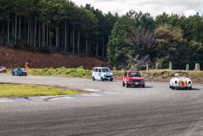 創意工夫あふれるバラエティ豊かな参加車両