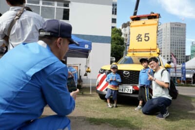 家族連れでも楽しめる展示も充実。パトカーや消防車 緊急車両といった働くクルマは子供に人気だ
