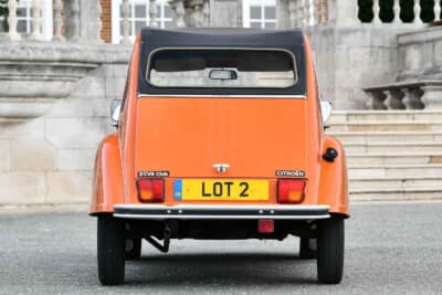 2万5000ポンド〜3万5000ポンド(邦貨換算約507万円〜約710万円)で現在も販売中のシトロエン「2CV6」(C)Bonhams