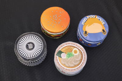 スズキ ジムニーノマド:プープーバッグは、デザインはホイール、柴犬のおしり、チャーシューラーメン、ハンバーガーの4種類を用意