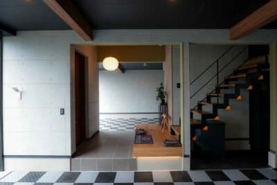 階段もスケルトンタイプ。正面から向かって左側のガレージは斜め上か ら愛車を眺めることもできる