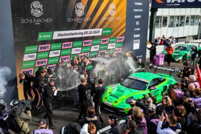 シャンパンシャワーのマンタイ・レーシングチーム