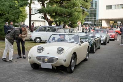 クラシックカー フェスティバル in 桐生終了後に、帰途につく車両たちを見学客が暖かく見送る