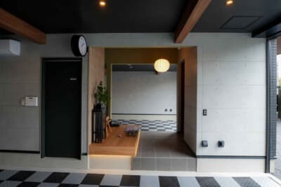 内装は外壁に使用するサイディング材。コンクリート風の無機質なデザ インが愛車の存在を引き立てる