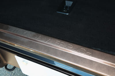 G350d：スカッフプレートまでPUCH仕様にするなど細部までこだわっている