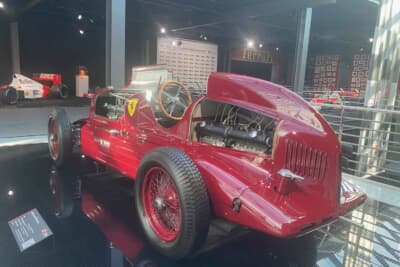 これは世界に1台しかないと言われているオリジナルの「アルファ ロメオ16Cビモトーレ」です。前後にエンジンを搭載しています