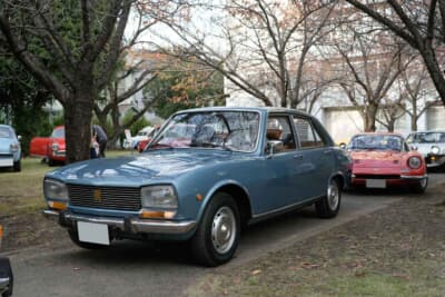 クラシックカー フェスティバル in 桐生終了後に、帰途につく車両たちを見学客が暖かく見送る