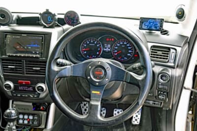 スバル フォレスター：MOMOの革巻ステアリングをチョイス