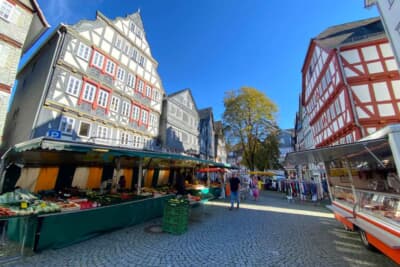 ヘルボルンのステキな木組みの住宅と市場の様子