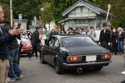 クラシックカー フェスティバル in 桐生終了後に、帰途につく車両たちを見学客が暖かく見送る
