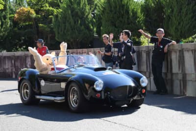 インフルエンサー蛇女さんも愛車コブラで「第4回グランプレミオ SAKAE」に参加。名古屋市内へのパレードランに出発した