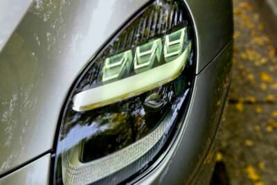 アストンマーティン ヴァンキッシュ:新開発のLEDヘッドライトは、精巧なデザインと質感を備え、アストンマーティンの名が刻まれる