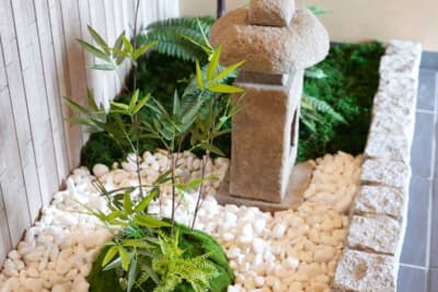 京町屋に見られる箱庭が訪れる人をお出迎え。ゆったり贅沢な時間の始 まりだ