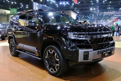 バンコク国際モーターショー2025:BYDの高級ブランドDENZAのSUV「B8」。PHEVと、BEVメーカーのBYDでもハイブリッドもリリース