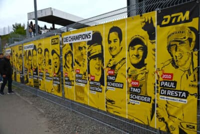 歴代のDTMチャンピオン全員がバナー展示されています