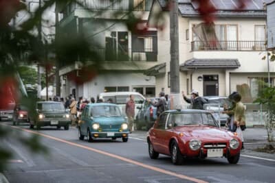 クラシックカー フェスティバル in 桐生終了後に、帰途につく車両たちを見学客が暖かく見送る