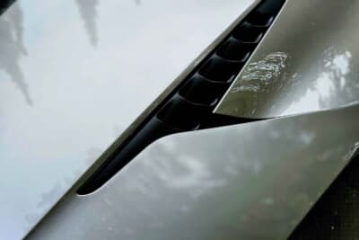 アストンマーティン ヴァンキッシュ:巨大なV12エンジンを冷却するためのエアアウトレットとしても機能する