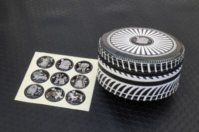 スズキ ジムニーノマド:ホイールデザインは、センターキャップ部分に飼っている犬種に合わせたシール9種類(チワワ、トイプードル、キャバリア、ダックスフンド、プードル、コーギー、ラブラドールレトリバー、シェットランドシープドッグ、ブルドッグ)が選べる