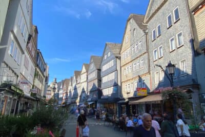 ヘルボルンのメインストリートでは、ストリートカフェが平日にもかかわらず、とても賑わっていました