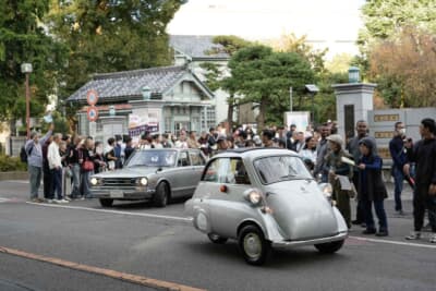 クラシックカー フェスティバル in 桐生終了後に、帰途につく車両たちを見学客が暖かく見送る