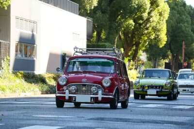 1963年式オースティン ミニ カントリーマンを先頭にした英国車たも「第4回グランプレミオ SAKAE」のコースをパレード