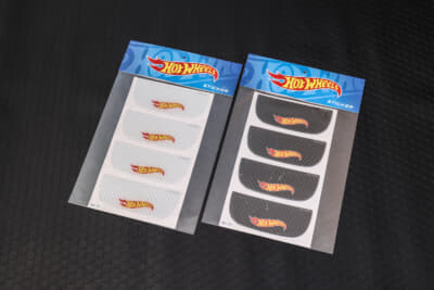 スズキ ジムニーノマド:ドアノブポッティングプロテクターは、マテル社のミニチュアカーブランド「ホットウィール」のロゴデザイン