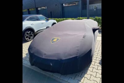 ミュージアムの駐車場で、私の隣に停めていた老夫妻のランボルギーニ。トランクからカバーを出すので、びっくり。きっといたずら防止なのでしょう