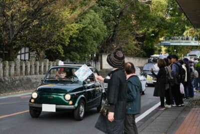 クラシックカー フェスティバル in 桐生終了後に、帰途につく車両たちを見学客が暖かく見送る