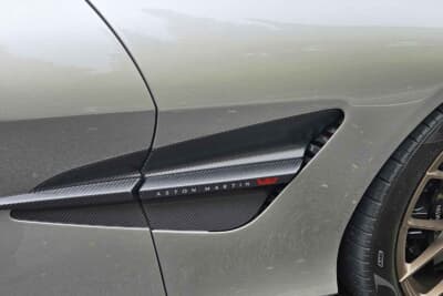 アストンマーティン ヴァンキッシュ:彫刻のように形作られたインフィルパネルにはV12の刻印で装飾された象徴的なサイドストレーキがおごられる