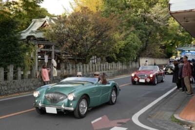 クラシックカー フェスティバル in 桐生終了後に、帰途につく車両たちを見学客が暖かく見送る