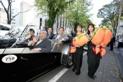 大村秀章愛知県知事を乗せた1937年式アルヴィス ヴァンデンプラ ツアラーに老舗花屋「坪井花苑」から花束が贈呈された