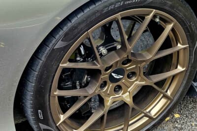 アストンマーティン ヴァンキッシュ:足もとには、21インチの鍛造ホイールにピレリと共同開発した同車専用設計の「PゼロPZ4」の組み合わせる