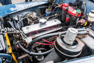 ボルボ PV544:エンジンは1.6Lの直列4気筒OHVで、電装はオリジナルの6Vをキープしている