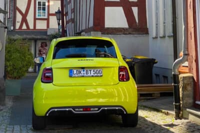 狭い道にもアバルトはコンパクトで便利です。古い町並みにもおしゃれに映えます