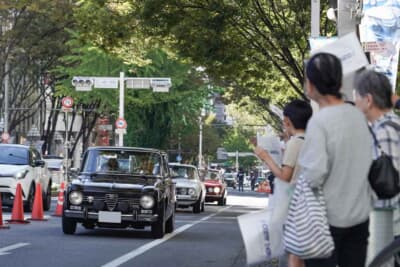 名古屋市内の繁華街を周遊する「第4回グランプレミオ SAKAE」には150台のクラシックカーが参加し、大盛況であった