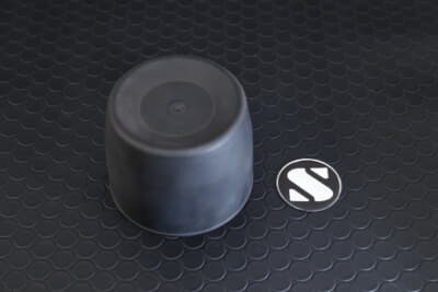 スズキ ジムニーノマド:純正ホイールセンターキャップより高さがあり、存在感抜群のホイールキャップに、「S」デザインのステッカーがセット