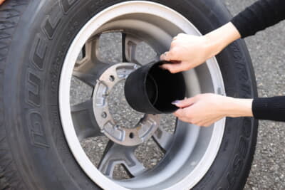 スズキ ジムニーノマド:センターホイールキャップ&ステッカーの取り付けはタイヤを外して、裏側から手で押し込むだけ