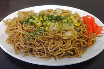 創業52年になる駅前の三河屋のソース焼きそばは400円