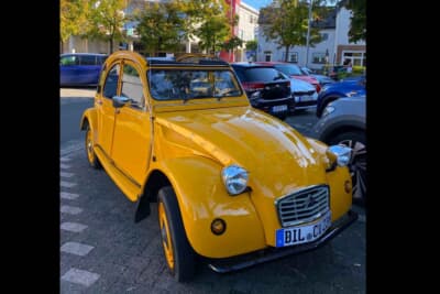 駐車場にはこんなに状態の良い黄色い2CVがいました。このクルマが欲しかった時期がありました