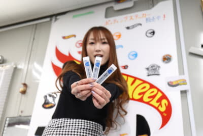 スズキ ジムニーノマド:愛工房では現在、国道デザインステッカーを開発中。国道の始まりから終わりまでの場所と距離をデザインしており、走った道をコレクションする楽しみ方も可能です。詳細は次回お伝えしますね!