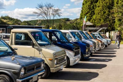 サブロク軽が並ぶオフミーティングエリアを見ているだけでも楽しい。もちろんケータリングカーも来ているため、飲食の心配もない