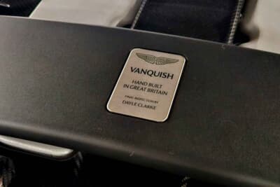 アストンマーティン ヴァンキッシュ:エンジンには、組み上げに関わった職人のネームプレートが添えられる