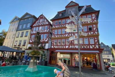 初めて訪れたヘルボルンの町の中心地です。私の住むバイエルン地方とは建築様式が違い、とても興味深いです