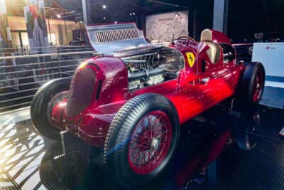 前後にエンジンが搭載された「アルファ ロメオ16Cビモトーレ」です。エンツォ・フェラーリが設計したクルマです