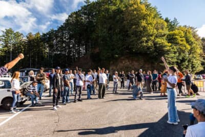 ドライバーは歩いてコースの下見を行う