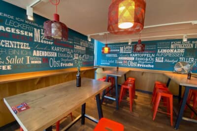 道中で立ち寄ったアウトバーンのサービスエリアです。最近は少しおしゃれなところもありますが、どこに行ってもメニューはほぼ同じです