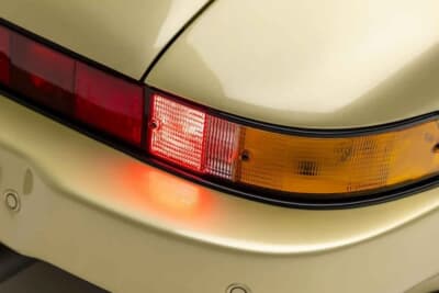 85万ドル~110万ドル(邦貨換算約1億2510万円~約1億6190万円)現在も販売中のRUF「カレラ 3.4 ゴールドフィンガー」C)Courtesy of Broad Arrow