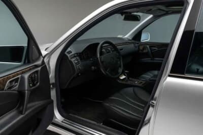 6万4400ドル(邦貨換算約948万円)で落札されたメルセデス・ベンツ「E55 AMG」(C)Courtesy of Broad Arrow