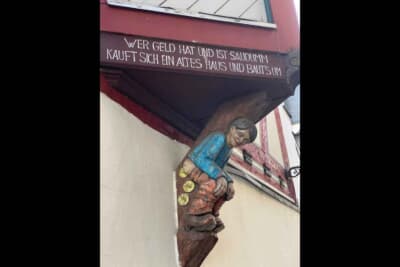 裏通りにあった古い家には、こんなシュールな彫刻がありました